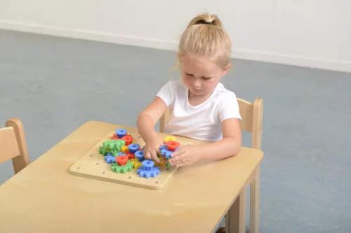 Montessori színes fogaskerék építő, fejlesztő tábla