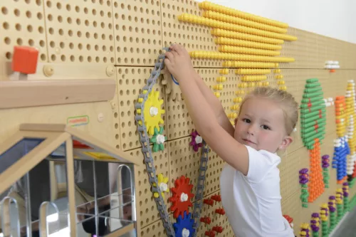 MASTERKIDZ Színes fogaskerekek és hajtókarok készlete, 79 db