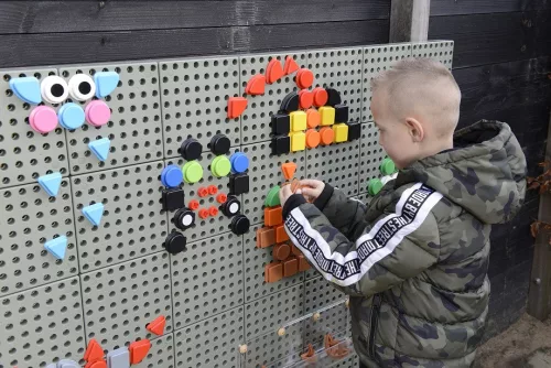 MASTERKIDZ színes forma csapok STEM táblához, 256db