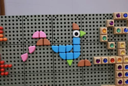 MASTERKIDZ színes forma csapok STEM táblához, 256db