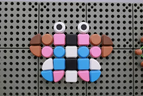 MASTERKIDZ színes forma csapok STEM táblához, 256db