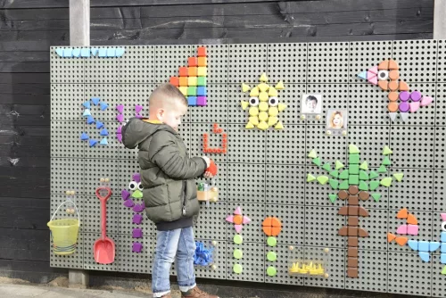 MASTERKIDZ színes forma csapok STEM táblához, 256db