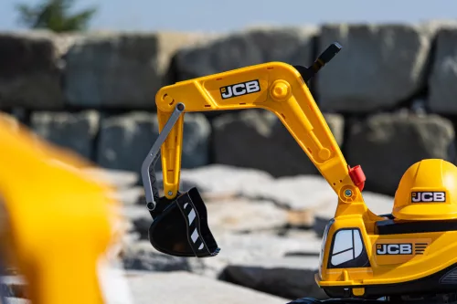 JCB kotrógép sisakkal
