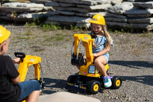 JCB kotrógép sisakkal