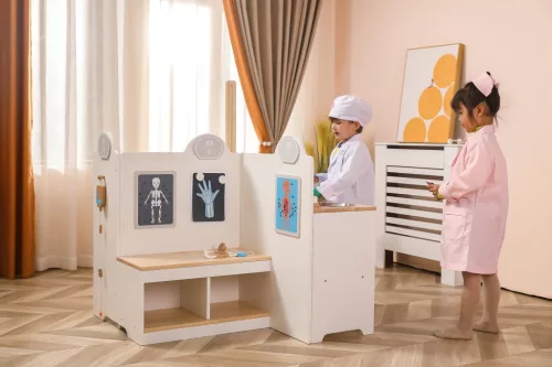 Óriás fa orvosi rendelő kiegészítőkkel